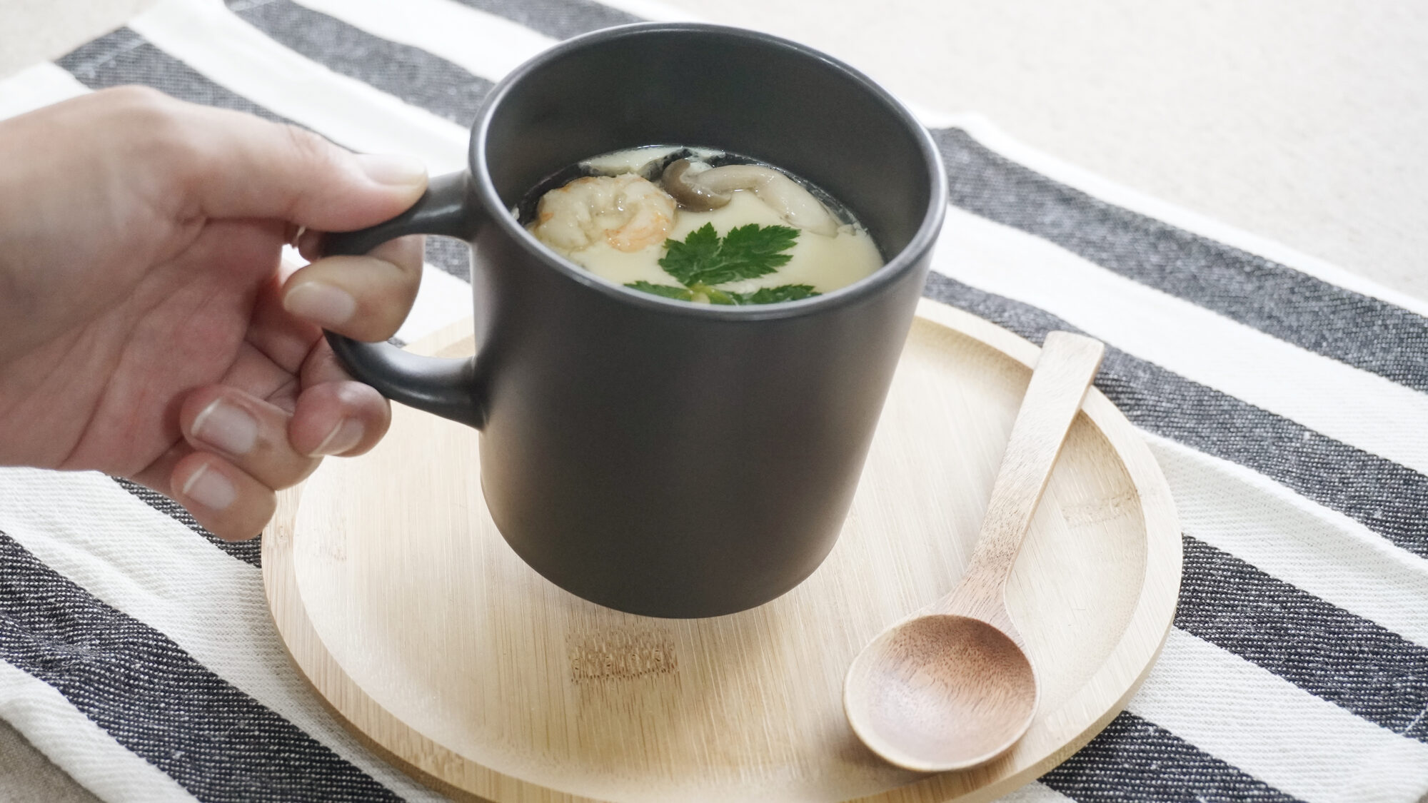 マグカップで茶碗蒸しを楽しむ手元